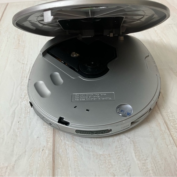 Durabrand AM/FM Radio Portable CD Player - Picture 3 of 9